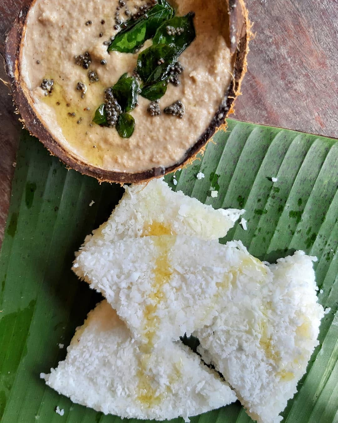 പാപുട്ട് തയ്യാറാക്കാനായി രണ്ട് കപ്പ് പച്ചരി കഴുകി അരിപ്പയിലേക്ക് വെള്ളം ഈറാനായി വയ്ക്കുക. ഇതിലേക്ക് അഞ്ച് ഏലയ്ക്ക ചേർക്കുക. ശേഷം ഇത് മിക്സിയുടെ ജാറിലിട്ട് ഒന്ന് പൊടിച്ചെടുക്കുക. കൂടുതൽ പൊടിഞ്ഞുപോകാതെ കുറച്ച് തരിതരിയായി വേണം അരി പൊടിച്ചെടുക്കാൻ. ശേഷം  ഒരു പാത്രത്തിലേക്ക് മാറ്റുക.