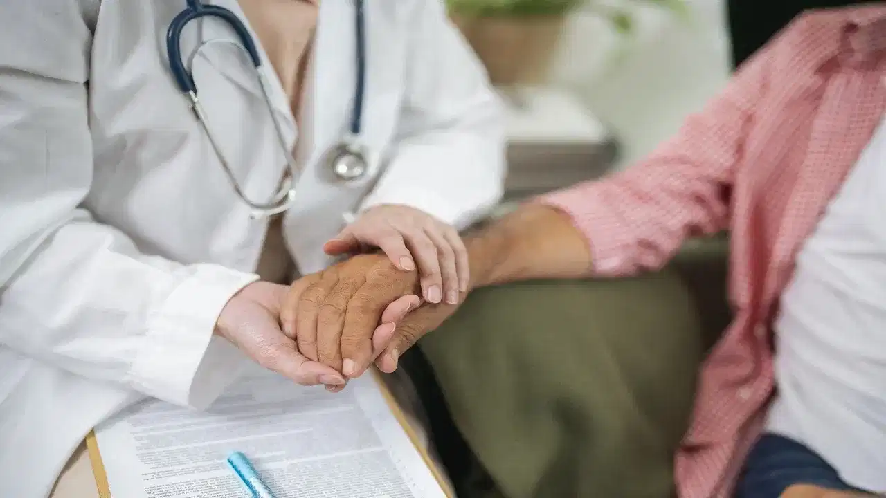 Parkinsons disease: ഈ നാല് ലക്ഷണങ്ങൾ തള്ളിക്കളയരുത്... 20-കളിൽ പോലും പാർക്കിങ്സൺസ് രോഗം തിരിച്ചറിയാം Parkinsons disease: ഈ നാല് ലക്ഷണങ്ങൾ തള്ളിക്കളയരുത്... 20-കളിൽ പോലും പാർക്കിങ്സൺസ് രോഗം തിരിച്ചറിയാം