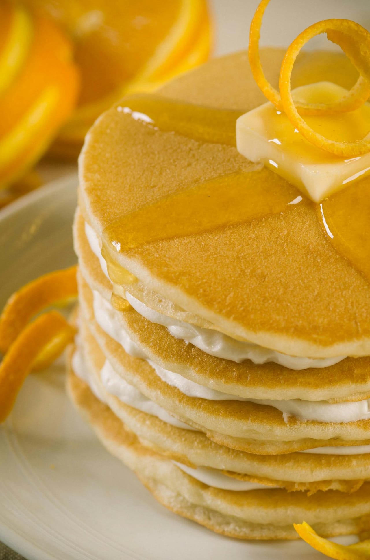 നാരങ്ങയുടെ തൊലി ഭക്ഷണത്തിൽ ഉൾപ്പെടുത്തുമ്പോൾ അവ നന്നായി കഴുകണം. സലാഡുകൾ, മധുരപലഹാരങ്ങൾ, തൈര്, ചായ, മീൻ വറക്കുമ്പോൾ അതിൽ ചേർക്കുക, സൂപ്പുകൾ എന്നിവാണ് നാരങ്ങയുടെ തൊലി ചേർത്ത് കഴിക്കാൻ അനുയോജ്യം. ഇന്റർനാഷണൽ ജേണൽ ഓഫ് ഫുഡ് പ്രോപ്പർട്ടീസിലെ റിപ്പോർട്ടനുസരിച്ച്, സിട്രസ് അടങ്ങിയ പഴങ്ങളുടെ തൊലിയിൽ പ്രകൃതിദത്ത ആന്റിഓക്സിഡന്റുകൾ ധാരാളം അടങ്ങിയിട്ടുണ്ട്, ഇത് വിട്ടുമാറാത്ത പല രോഗങ്ങൾക്കുമുള്ള പരിഹാരമാണ്.