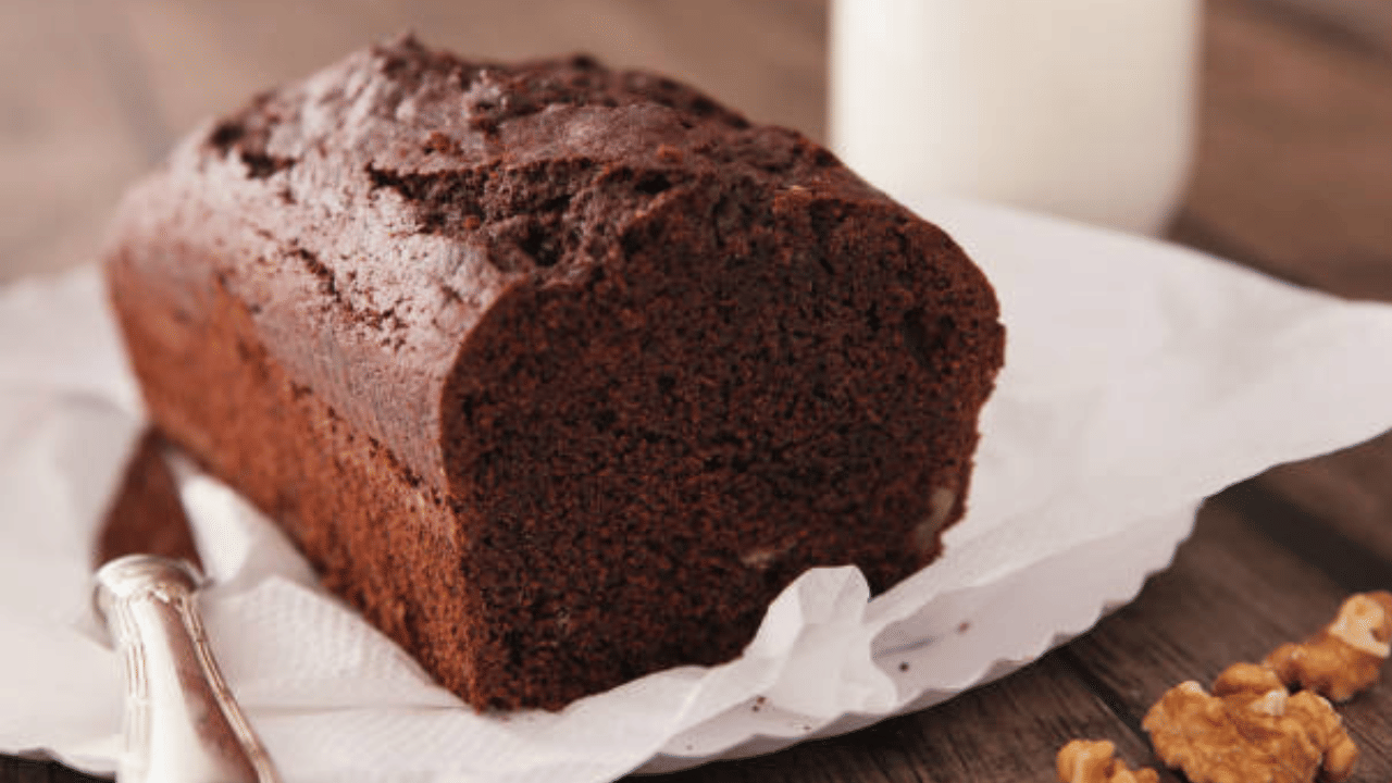 ഓവൻ 170°C-ൽ (340°F) ചൂടാക്കി 9 ഇഞ്ച് കേക്ക് പാൻ പാർച്ച്മെന്റ് പേപ്പർ കൊണ്ട് നിരത്തുക. ബാറ്റർ പാനിലേക്ക് ഒഴിച്ച് മുകൾഭാഗം നിരപ്പാക്കുക. ഏകദേശം 90 മിനിറ്റ് ബേക്ക് ചെയ്യുക. ബേക്ക് ചെയ്ത ശേഷം കേക്ക് പൂർണ്ണമായും തണുക്കാൻ അനുവദിക്കുക. ശേഷം ഗ്രീസ് പ്രൂഫ് പേപ്പറിലും ഫോയിലിലും പൊതിഞ്ഞ് വായു കടക്കാത്ത പാത്രത്തിൽ സൂക്ഷിക്കുക. രണ്ടാഴ്ച കഴിഞ്ഞ് കഴിക്കാം. (Image Credit: Getty Images)