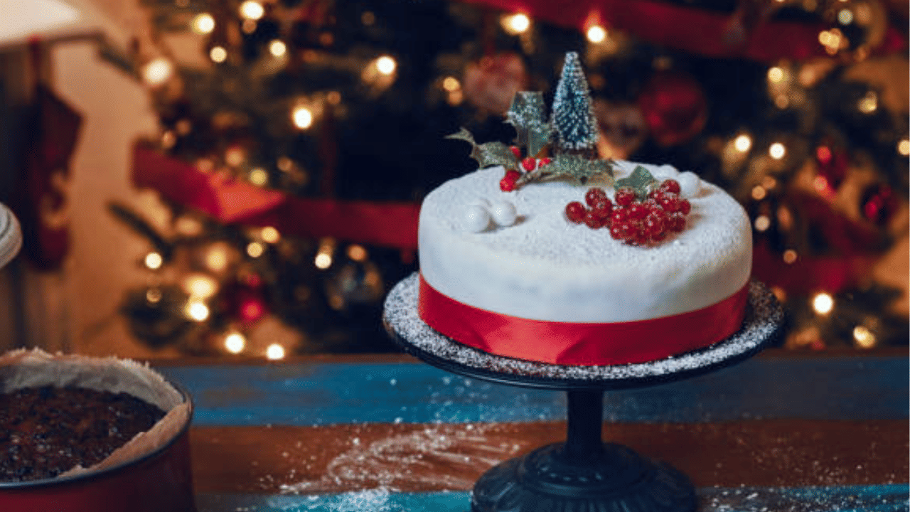 ബാറ്റർ ഉണ്ടാക്കാനായി, എണ്ണ/വെണ്ണ, ബ്രൗൺ ഷുഗർ എന്നിവ മൃദുവായി മാറുന്നതുവരെ നന്നായി അടിക്കുക. ഇതിലേക്ക് തൈര് ക്രമേണ ചേർത്ത് ഇളക്കുക. ശേഷം, മാവ് മിശ്രിതം ചേർക്കുക. കുതിർത്തുവെച്ച പഴങ്ങൾ, അവയുടെ ദ്രാവകം, അരിഞ്ഞ ബദാം, വാൽനട്ട് എന്നിവ ബാറ്ററിലേക്ക് ചേർത്ത് നന്നായി ഇളക്കി നൽകാം. (Image Credit: Getty Images)
