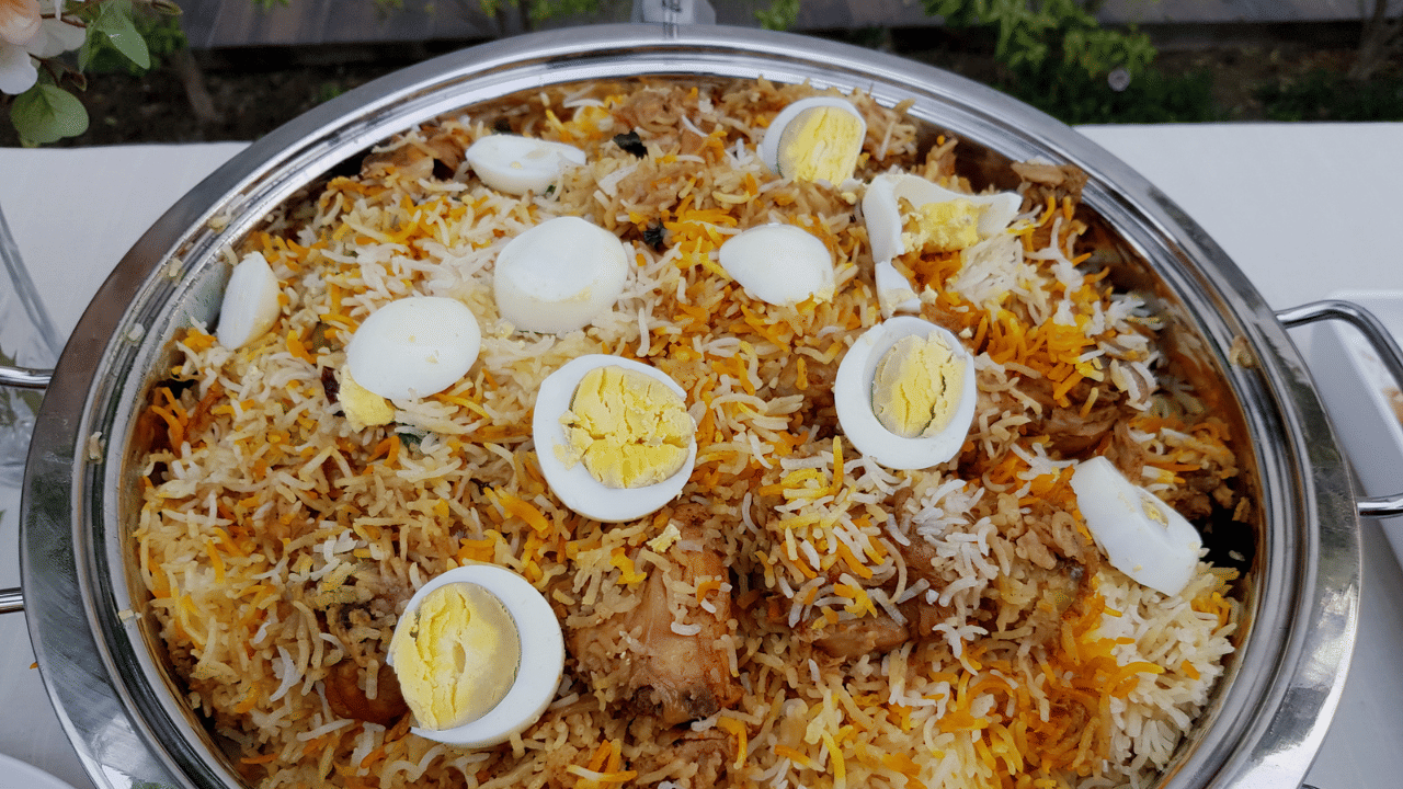 താരതമ്യേന വിലക്കുറവുണ്ടായിരുന്ന കോലക്കും ബസുമതിക്കും ഡിമാൻഡും ഒപ്പം ചെറിയ രീതിയിൽ വിലയും കൂടിയിട്ടുണ്ടെന്ന് വ്യാപാരികൾ പറയുന്നു. പഞ്ചാബിൽ നിന്നാണ് ബിരിയാണി അരി കേരളത്തിൽ കൂടുതലായും എത്തുന്നത്. എന്നാൽ കാലാവസ്ഥ വില്ലനായതോടെ അരി വരവ് കുറഞ്ഞു.