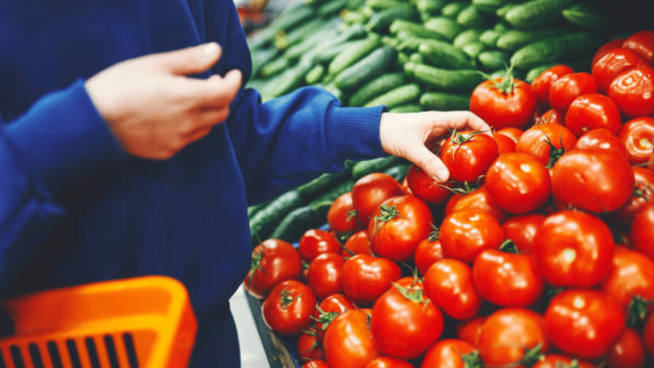 തക്കാളിയും പണി തന്നു. തി​ങ്ക​ളാ​ഴ്ച മൊ​ത്ത വി​പ​ണി​യി​ൽ 75 രൂ​പ​യാ​യി​രു​ന്നു വില. ചി​ല്ല​റ വി​പ​ണി​യി​ൽ ഇ​ത് 90 പി​ന്നി​ട്ടു. സ​വാ​ള വിലയും കൂടി. 15 രൂ​പ വ​ർ​ധി​ച്ച് 35 രൂ​പ വ​രെ​യാ​യി. അതേസമയം, 40 രൂ​പ ഉ​ണ്ടാ​യി​രു​ന്ന മു​ള​ക് വി​ല 70 രൂപയായി ഉയർന്നു. ഉ​ണ്ട​മു​ള​കി​ന്‍റെ മൊ​ത്ത വി​ല 76 രൂ​പ​യാ​ണ്. (Image Credit: Getty Images)
