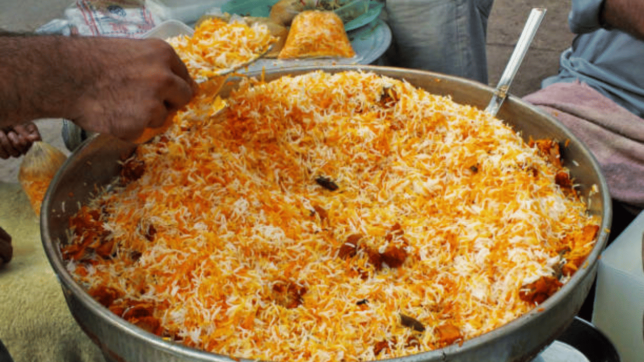 ബിരിയാണി അരിയുടെ വിലയും കുതിക്കുകയാണ്. കഴിഞ്ഞ നാലുമാസമായി ബിരിയാണി അരിവില 200- 240 നിരക്കിലാണ്. കിലോയ്ക്ക് 70 രൂപ മുതൽ ബിരിയാണി അരി കിട്ടും, എന്നാൽ അവയുടെ ഗുണനിലവാരം കുറവായിരിക്കും. കോഴിയിറച്ചിക്കൊപ്പം പോത്തിറച്ചി, പന്നിയിറച്ചി വിലയും കൂടിയിട്ടുണ്ട്. (Image Credit: Getty Images)