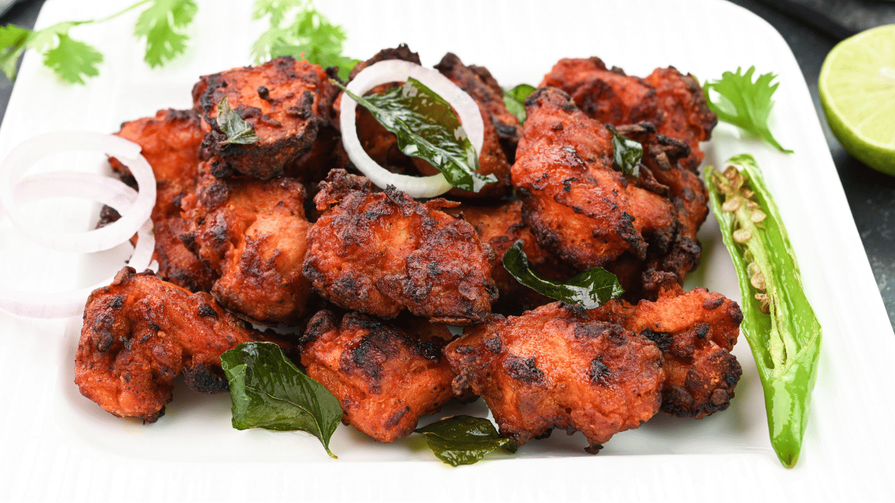 അരിയോടൊപ്പം ചിക്കൻ വിലയും കുതിക്കുന്നുണ്ട്. ഒരുകിലോ കോഴിയിറച്ചിക്ക് ഇപ്പോൾ 200 രൂപവരെ വിലയുണ്ട്. ക്രിസ്മസ്, പുതുവത്സര സീസണാകുമ്പോൾ 240-260 വരെ ആയേക്കാമെന്ന ആശങ്കയും ആവശ്യക്കാർക്കും ഹോട്ടൽ വ്യാപാരികളും ഉയർത്തുന്നുണ്ട്.