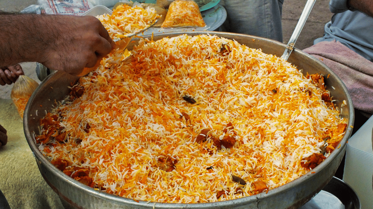 കഴിഞ്ഞ നാലുമാസമായി ബിരിയാണി അരിവില 200-240ൽ നിരക്കിൽ തന്നെ നിൽക്കുകയാണ്. 180-185 രൂപയിൽ നിന്ന ബിരിയാണി അരി വില വളരെ പെട്ടെന്നാണ് ഇരുന്നൂറ് കടന്നത്. കിലോയ്ക്ക് 70 രൂപ മുതൽ ബിരിയാണി അരി കിട്ടുമെങ്കിലും ഇവയുടെ ഗുണനിലവാരം പ്രശ്നമാണ്.