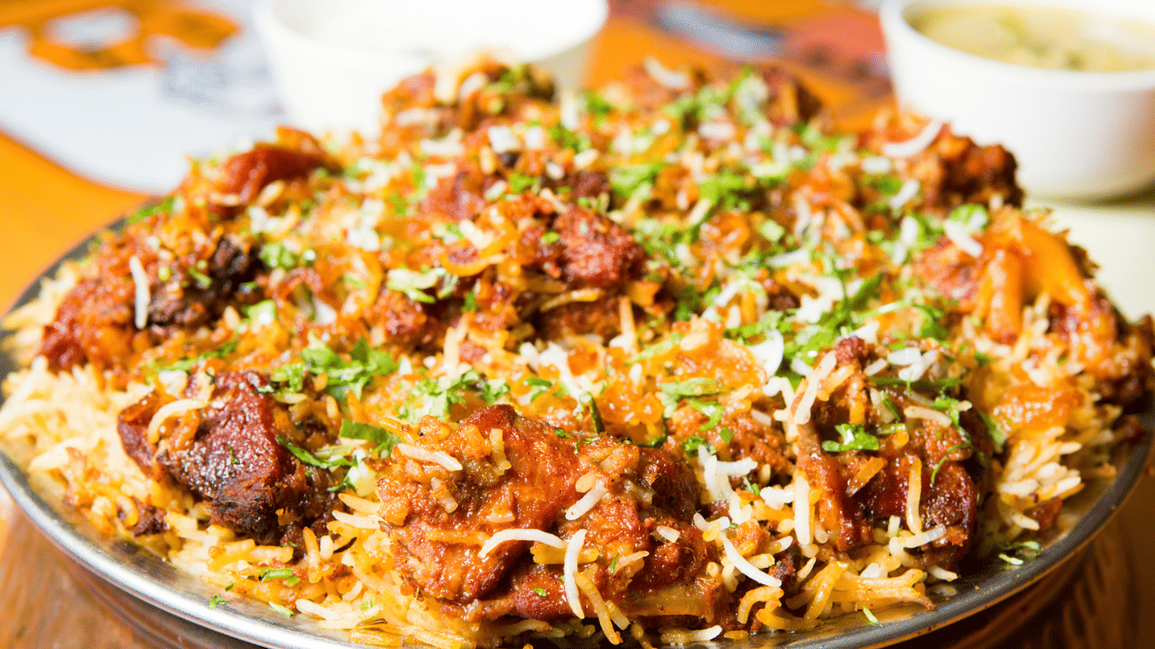 ക്രിസ്മസ് ആഘോഷങ്ങളിൽ പ്രധാനിയാണ് ചിക്കൻ ബിരിയാണി. എന്നാൽ ആ രുചിക്കൂട്ട് ഇത്തവണയും കഴിക്കാൻ കഴിയുമോ എന്ന ആശങ്ക ഉയരുന്നുണ്ട്. വില കുതിപ്പാണ് ഇത്തവണത്തെ പ്രശ്നം. ബിരിയാണി അരിയുടെയും ചിക്കന്റെയും വില വർദ്ധിച്ചതോടെ വീട്ടുകാരും വ്യാപാരികളുമെല്ലാം ആശങ്കയിലാണ്.