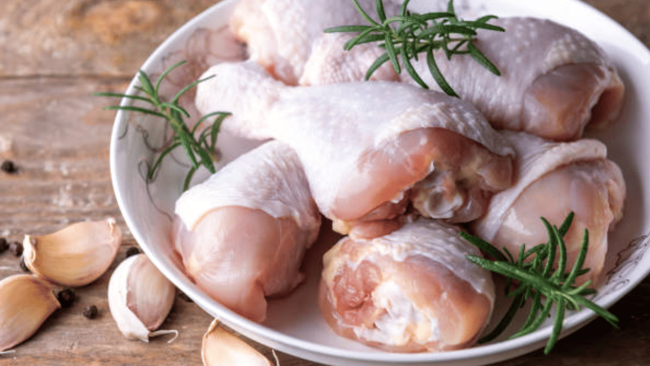 സംസ്ഥാനത്ത് ചിക്കൻ വില 200 രൂപയ്ക്ക് മുകളിലാണ്. കിലോ 210 മുതൽ 240 രൂപ വരെയാണ് വില. വരുംദിവസങ്ങളിൽ വില 300 രൂപ കടക്കുമെന്നാണ് വ്യാപാരികൾ പറയുന്നത്. തമിഴ്‌നാട്ടിലെ പൗൾട്രി ഫാമുകൾക്കുവേണ്ടി കോഴികളെ വളർത്തുന്ന കർഷകർ പ്രഖ്യാപിച്ച സമരമാണ് നിലവിൽ വില ഉയരാൻ കാരണമായത്. (Image Credit: Getty Images)