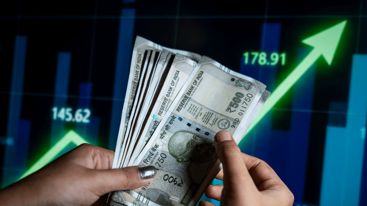 അടുക്കള ബജറ്റ് താളം തെറ്റിച്ച വർഷമായിരുന്നു 2025. വെളിച്ചെണ്ണ, മുട്ട, സവാള, പച്ചക്കറി തുടങ്ങി ലിസ്റ്റ് നീളുന്നു. ഇപ്പോഴിതാ, കൂട്ടത്തിൽ ബിരിയാണി അരിയും ചിക്കനും. അവശ്യസാധനങ്ങളുടെ വില വർദ്ധനവ് സാധാരണക്കാരെ ആശങ്കയിലാഴ്ത്തുന്നുണ്ട്. (Image Credit: Getty Images)