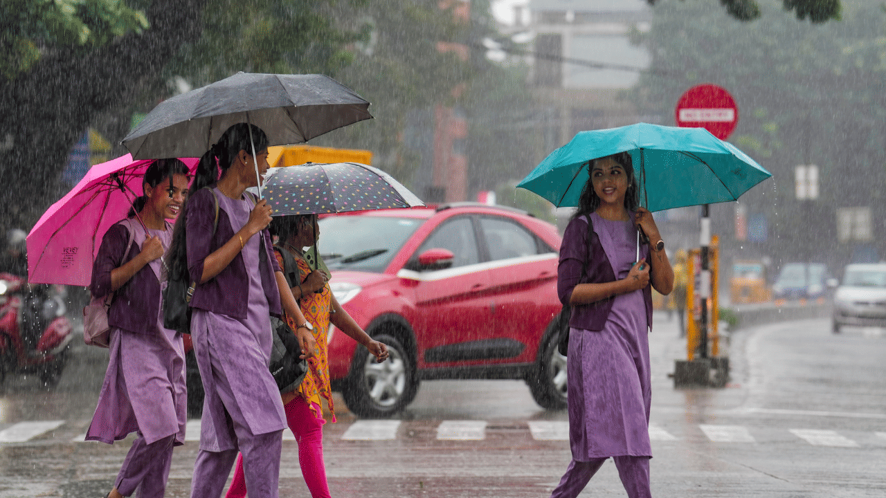 Kerala Weather Update: തെളിഞ്ഞ മാനം കണ്ട് ആശ്വസിക്കണോ? തണുപ്പിനൊപ്പം മഴയും വില്ലനാകും! കാലാവസ്ഥ മുന്നറിയിപ്പ് ഇങ്ങനെ....
