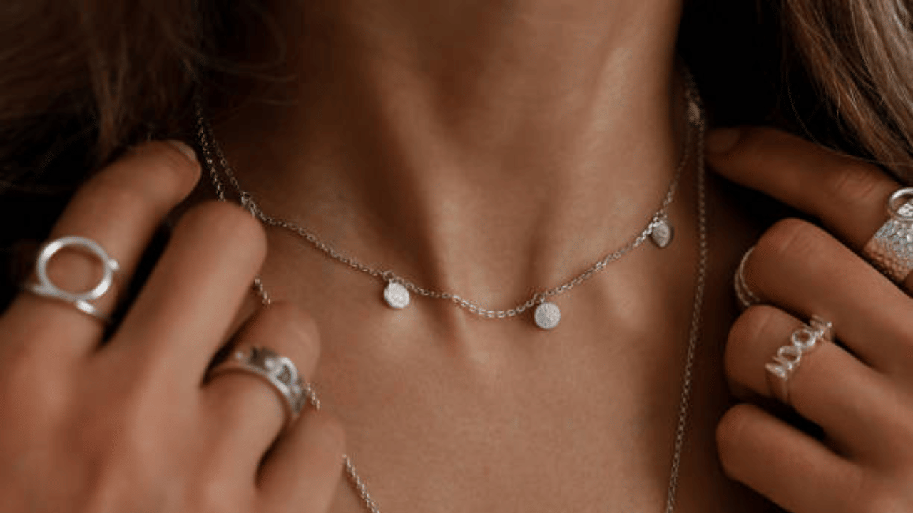 Silver Price: ഒടുവിൽ അതുംകടന്നു, ചരിത്രമെഴുതി വെള്ളി; വില മൂന്ന് ലക്ഷത്തിലേക്കോ? Silver Price: ഒടുവിൽ അതുംകടന്നു, ചരിത്രമെഴുതി വെള്ളി; വില മൂന്ന് ലക്ഷത്തിലേക്കോ?