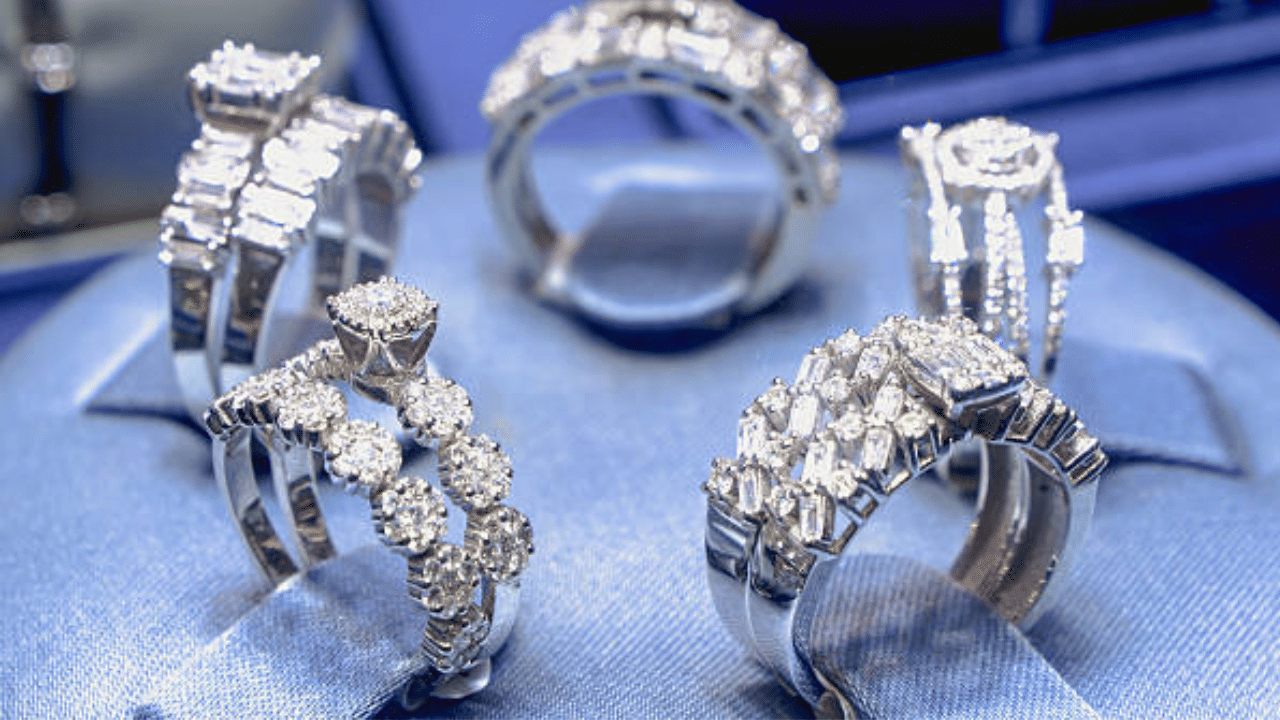 Year Ender 2025: പതുങ്ങി... കുതിച്ചു; 2025ൽ തിളങ്ങിയത് വെള്ളി തന്നെ! വില പോയപോക്കേ... Year Ender 2025: പതുങ്ങി... കുതിച്ചു; 2025ൽ തിളങ്ങിയത് വെള്ളി തന്നെ! വില പോയപോക്കേ...