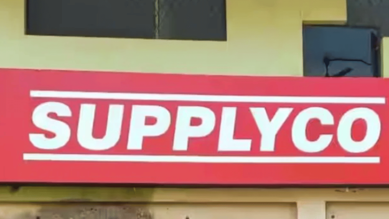 ക്രിസ്മസ് കാലത്ത് അവശ്യസാധനങ്ങൾക്ക് വിലകുറവുമായി സപ്ലൈകോ. 280ൽ അധികം ഉൽപ്പന്നങ്ങൾക്ക് പ്രത്യേകം ഓഫറുകളും ബ്രാൻഡഡ് നിത്യോപയോഗ സാധനങ്ങൾക്ക് അഞ്ച് മുതൽ 50 ശതമാനം വരെ വിലക്കുറവും നൽകുന്നുണ്ട്. ക്രിസ്മസ് -പുതുവത്സര ഫെയറിന്റെ ഭാഗമായാണ് വമ്പൻ വിലക്കുറവ്.