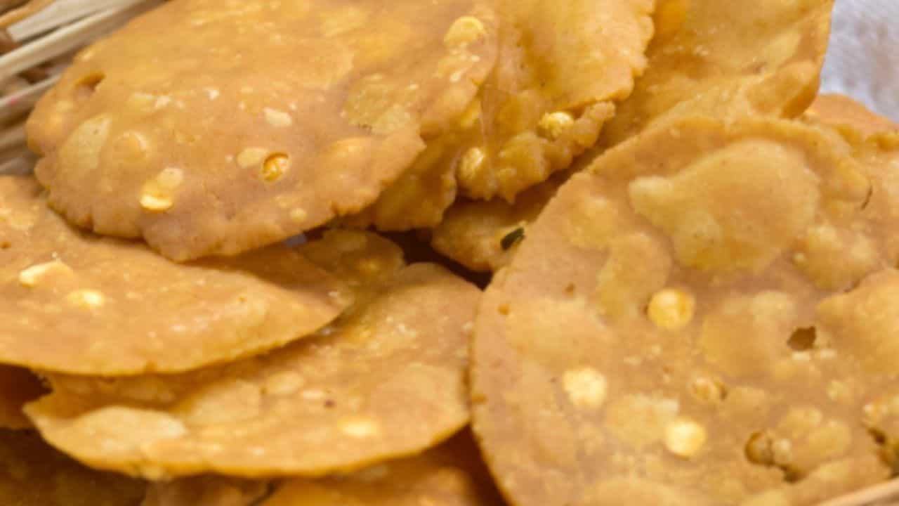 Thatta in south kerala: തെക്കരോട് ചോദിക്കൂ... തട്ടയുടെ തട്ട് താണു തന്നെയിരിക്കും... പപ്പടവട പോലൊരു കറുമുറു വിഭവം