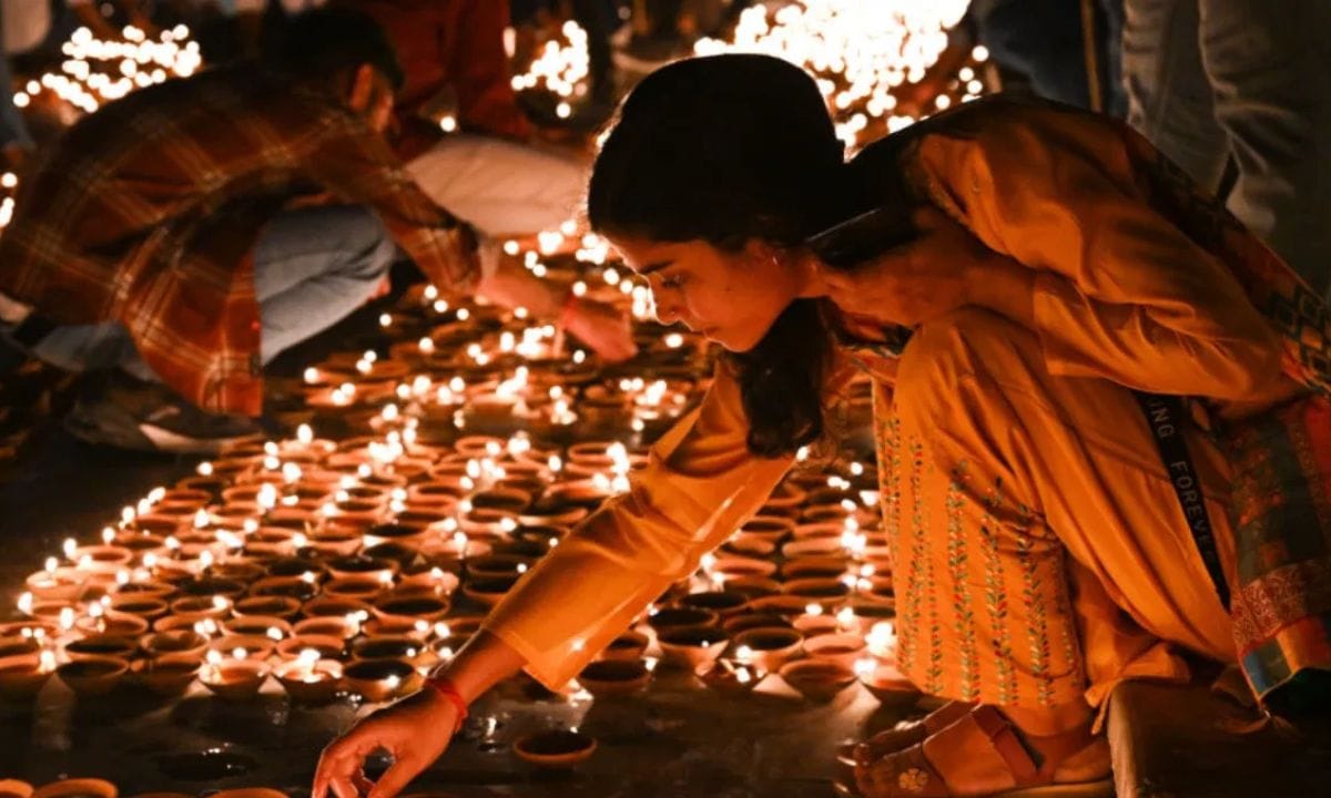 ദേവിയെ ആരാധിക്കുന്നതിനും അനുഗ്രഹം നേടുന്നതിനും ഐശ്വര്യപൂർണ്ണമായ ദിവസമാണ് തൃക്കാർത്തിക എന്നാണ് വിശ്വാസം. തൃക്കാർത്തിക ദിനത്തിൽ രാവിലെയും വൈകുന്നേരവും വിളിക്കുന്നത് നല്ലതാണ്. എങ്കിലും ഏറ്റവും ശുഭകരമായ സമയം വൈകുന്നേരം ആണ്. വീടും പരിസരവും നന്നായി വൃത്തിയാക്കിയതിനുശേഷം വേണം വിളക്ക് തെളിയിക്കേണ്ടത്. മൺചിരാതുകളിൽ വിളക്ക് തെളിയിക്കുന്നതാണ് നല്ലത്. (PHOTO: TV9 Network)