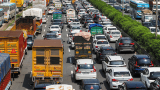 Sabarimala Pilgrimage: ശബരിമല തീർത്ഥാടകരുടെ വാഹനത്തിന് തീപിടിച്ചു; അപകടം നടന്നത് പമ്പ ചാലക്കയത്തിന് സമീപം