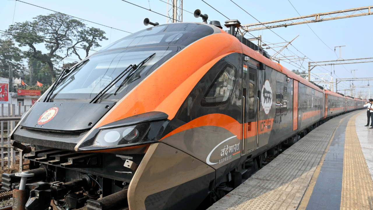 Vande Bharat: വന്ദേഭാരത് കോസ്റ്റ്ലി ആണെന്ന് ആരാ പറഞ്ഞേ? കുറഞ്ഞ നിരക്കിൽ യാത്ര ചെയ്യാനും വഴിയുണ്ട്! Vande Bharat: വന്ദേഭാരത് കോസ്റ്റ്ലി ആണെന്ന് ആരാ പറഞ്ഞേ? കുറഞ്ഞ നിരക്കിൽ യാത്ര ചെയ്യാനും വഴിയുണ്ട്!