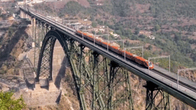 വന്ദേഭാരത് ട്രെയിൻ ഓട്ടോയിൽ ഇടിച്ചു; ഡ്രൈവർ കസ്റ്റഡിയിൽ