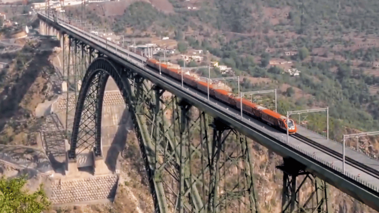 Vande Bharat: വന്ദേഭാരത് ട്രെയിൻ ഓട്ടോയിൽ ഇടിച്ചു; ഡ്രൈവർ കസ്റ്റഡിയിൽ Vande Bharat: വന്ദേഭാരത് ട്രെയിൻ ഓട്ടോയിൽ ഇടിച്ചു; ഡ്രൈവർ കസ്റ്റഡിയിൽ