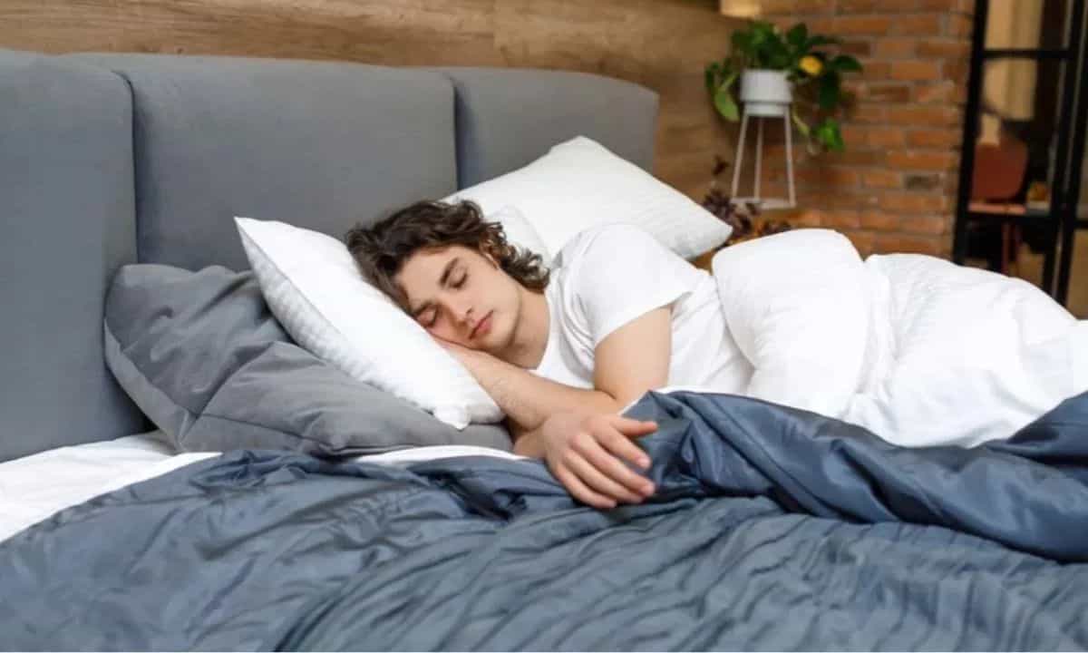 Vastu Tips for Sleep: ഈ ദിശയിലാണോ ഉറങ്ങുന്നത്? പെട്ടെന്ന് മാറിക്കിടന്നോളൂ Vastu Tips for Sleep: ഈ ദിശയിലാണോ ഉറങ്ങുന്നത്? പെട്ടെന്ന് മാറിക്കിടന്നോളൂ
