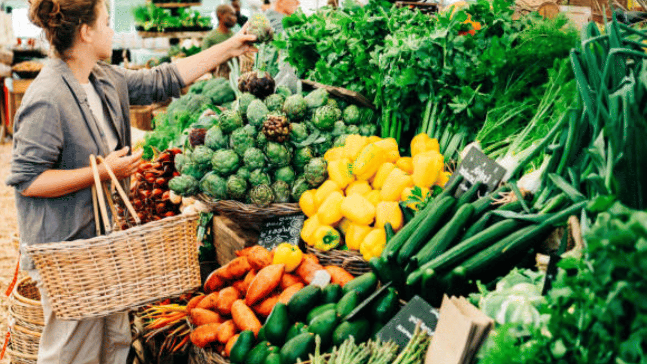 തക്കാളിക്ക് ചില്ലറവില 80 – 90 രൂപ വരെയായി ഉയർ‌ന്നു. കാരറ്റ് കിലോഗ്രാമിന് 80 രൂപ, വള്ളിപ്പയർ–80 – 88, കോവയ്ക്ക– 70 – 80, വെണ്ടയ്ക്ക– 68–  76 എന്നിങ്ങനെയാണ് ചില്ലറ വ്യാപാര കേന്ദ്രങ്ങളിലെ വില. (Image Credit: Getty Images)