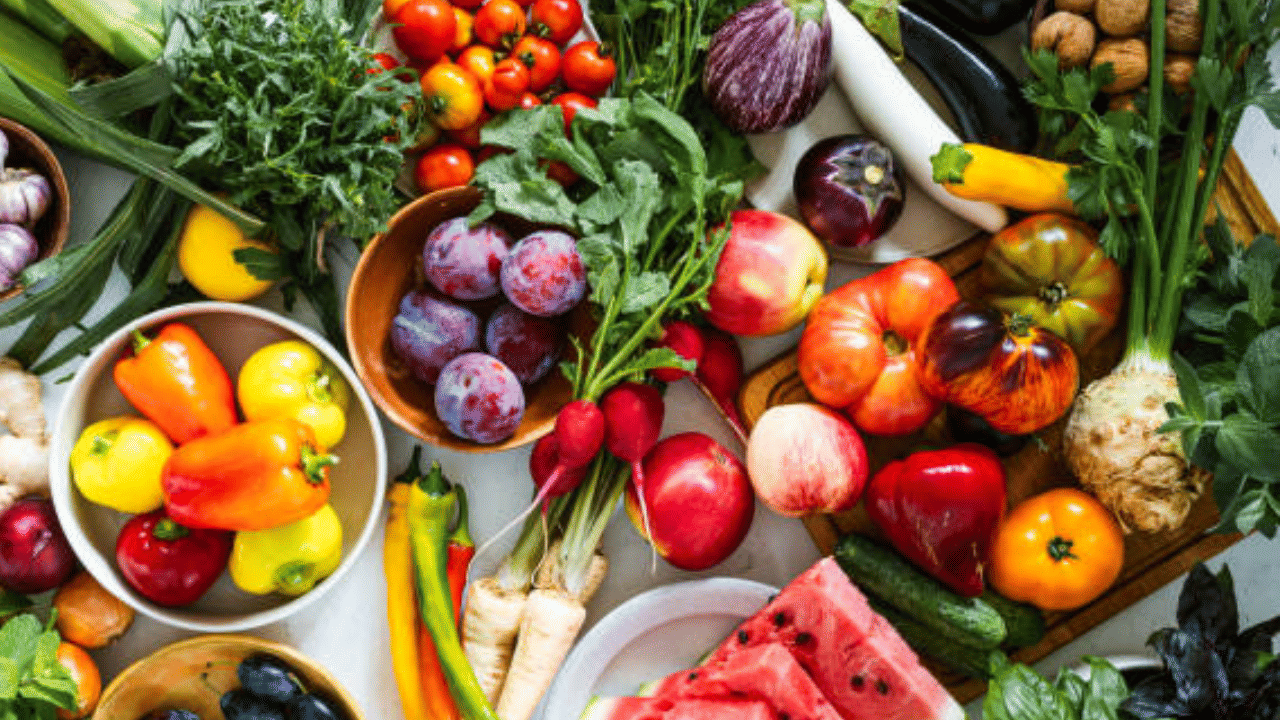 കൂടാതെ, കേരളത്തിലേക്ക് പച്ചക്കറി കയറ്റുമതി ചെയ്യുന്ന അയൽസംസ്ഥാനങ്ങളിലെ പ്രതികൂല കാലാവസ്ഥയും വില്ലനായി. വിൽപനയ്ക്കായി പല ഇനങ്ങളും കിട്ടാനില്ലെന്നും ശബരിമല സീസൺ ആയതിനാൽ ഉടനെയൊന്നും വില കുറയാൻ സാധ്യതയില്ലെന്നും വ്യാപാരികൾ പറയുന്നു. (Image Credit: Getty Images)