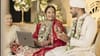 വിവാഹ വസ്ത്രത്തിൽ ലാപ്ടോപ്പിൽ ജോലി ചെയ്യുന്ന ഇന്ത്യൻ സംരംഭക...