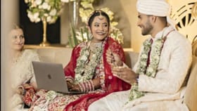 വിവാഹ വസ്ത്രത്തിൽ ലാപ്ടോപ്പിൽ ജോലി ചെയ്യുന്ന ഇന്ത്യൻ സംരംഭക