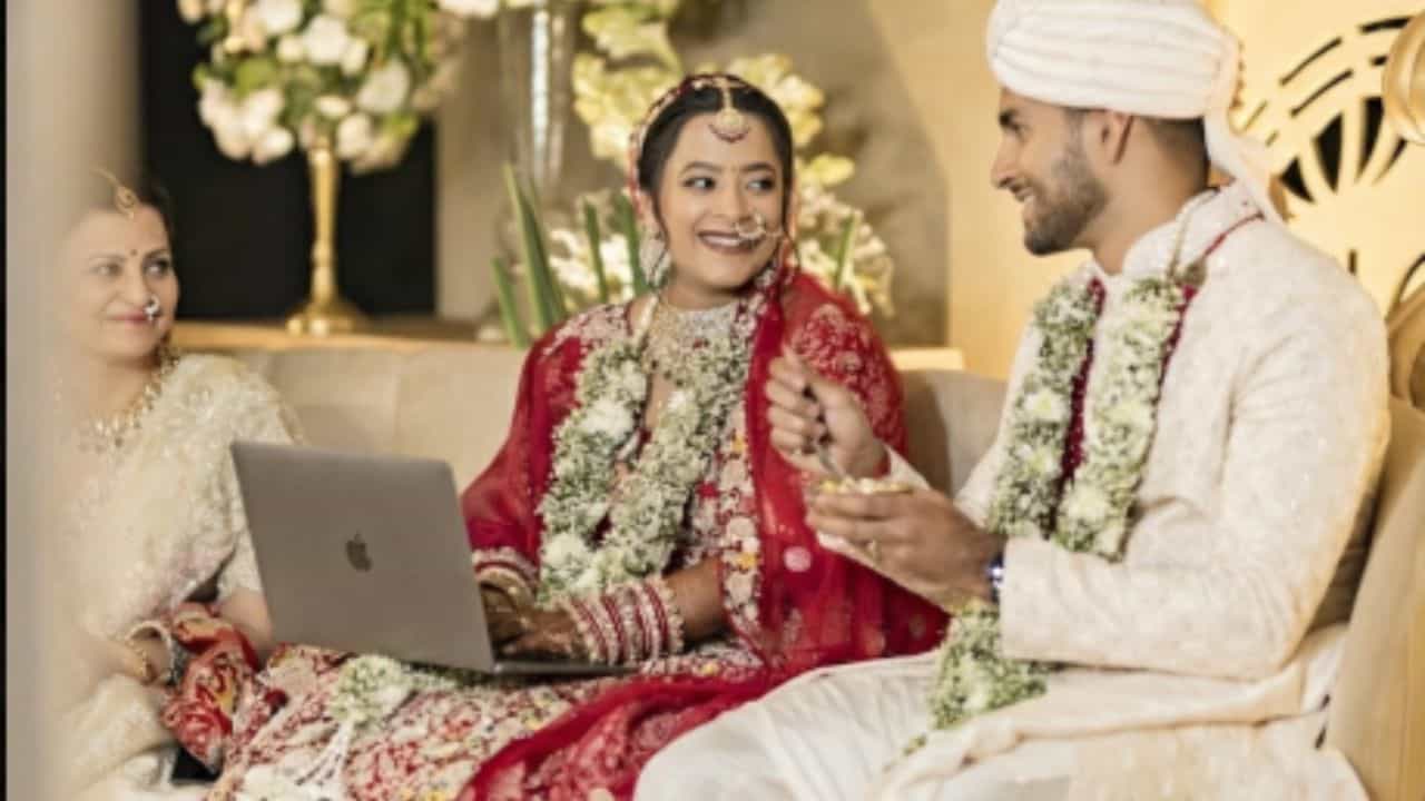 Viral bride : വിവാഹ വസ്ത്രത്തിൽ ലാപ്ടോപ്പിൽ ജോലി ചെയ്യുന്ന ഇന്ത്യൻ സംരംഭക, സ്റ്റാർട്ടപ്പ് സമ്മർദ്ദങ്ങളെ കുറിച്ചുള്ള ചർച്ചകൾക്ക് തുടക്കമിട്ട സംഭവം ഇതാ