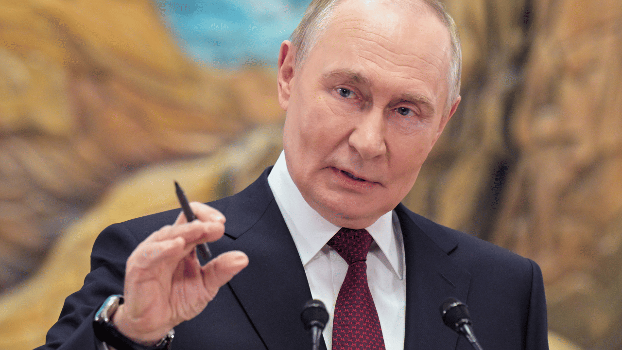 Vladimir Putin: മലവിസർജ്യനത്തിന് പ്രത്യേക പെട്ടി, യാത്രകളിലെല്ലാം കൂടെ; എന്താണ് പുടിന്റെ പൂപ്പ് സ്യൂട്ട്കേസ്?