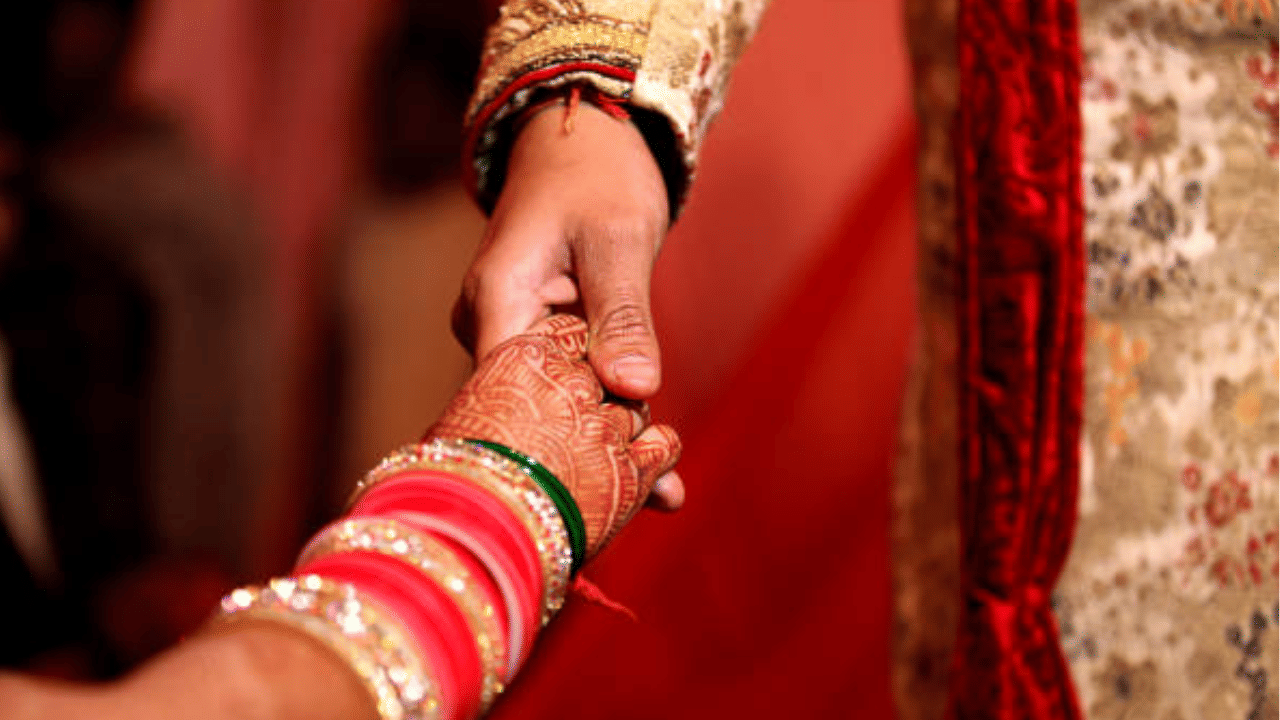 Chanakya Niti: വിവാഹത്തിന് തയ്യാറെടുക്കുകയാണോ? ഇത്തരം സ്ത്രീകളിൽ നിന്ന് അകന്ന് നിൽക്കുന്നത് നല്ലത്! Chanakya Niti: വിവാഹത്തിന് തയ്യാറെടുക്കുകയാണോ? ഇത്തരം സ്ത്രീകളിൽ നിന്ന് അകന്ന് നിൽക്കുന്നത് നല്ലത്!