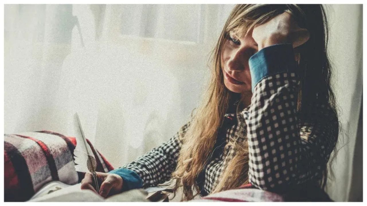 ഓഫീസ് സ്റ്റോമക് : കൃത്യസമയത്ത് ആഹാരം കഴിക്കാത്തതും അമിതമായ ജോലിഭാരവും കാരണം ചെറുപ്പക്കാരായ പ്രൊഫഷണലുകൾക്കിടയിൽ കണ്ടുവരുന്ന പുതിയ തരം അസിഡിറ്റിയാണിത്. ഇത് വയർ വീർക്കുന്നതിനും അകാരണമായ മനംപിരട്ടലിനും ഇടയാക്കുന്നു.