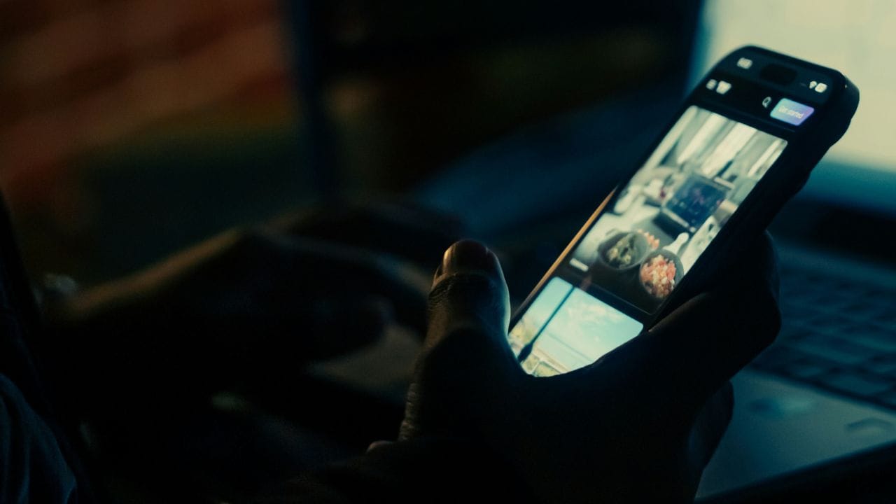 പകൽ മുഴുവൻ നീണ്ടുനിന്ന കഠിനമായ ക്ഷീണത്തിന് ശേഷം രാത്രി 11 മണിയോടെ പെട്ടെന്നൊരു ഉന്മേഷവും ഊർജ്ജസ്വലതയും അനുഭവപ്പെടാറുണ്ടോ? ഉറങ്ങേണ്ട സമയത്ത് ശരീരം വീണ്ടും സജീവമാകുന്ന ഈ പ്രതിഭാസത്തെ ശാസ്ത്രലോകം 'സെക്കന്റ് വിൻഡ് എഫക്ട്' എന്നാണ് വിളിക്കുന്നത്. ശരീരത്തിലെ ഹോർമോൺ മാറ്റങ്ങളും ആന്തരിക ഘടികാരത്തിന്റെ പ്രവർത്തനവുമാണ് ഇതിന് പിന്നിലെന്ന് വിദ​ഗ്ധർ വ്യക്തമാക്കുന്നു.