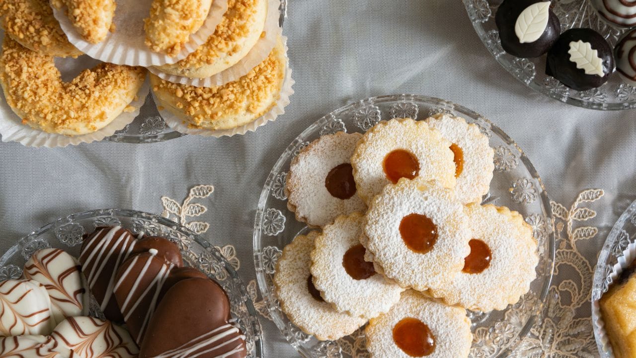 നമ്മുടെ മാനസികാരോഗ്യവും ഭക്ഷണക്രമവും തമ്മിലുള്ള അഭേദ്യമായ ബന്ധത്തെക്കുറിച്ച് വിശദീകരിക്കുന്ന 'ന്യൂട്രീഷണൽ സൈക്കോളജി' പ്രസക്തമാകുന്ന കാലമാണിത്. മധുരം കഴിച്ചാൽ സന്തോഷം കിട്ടുമെന്നത് വെറും മിഥ്യാധാരണയാണെന്നും മറിച്ച് അത് വിഷാദാവസ്ഥയ്ക്ക് കാരണമായേക്കാമെന്നും ശാസ്ത്രം മുന്നറിയിപ്പ് നൽകുന്നു.