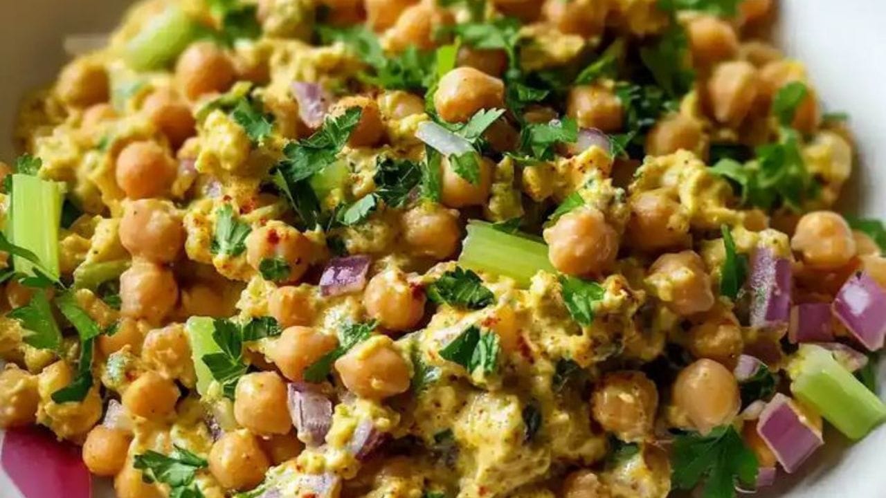 പ്രോട്ടീൻ നിറഞ്ഞ ചിക്കപ്പീ സാലഡ് - ഇന്ത്യൻ രുചിക്കൂട്ടുകൾ ഇഷ്ടപ്പെടുന്നവർക്ക് പ്രോട്ടീൻ സമ്പുഷ്ടമായ ഈ ചോലെ സാലഡ് പരീക്ഷിക്കാവുന്നതാണ്. വേവിച്ച കടലയും അരിഞ്ഞ പച്ചക്കറികളും ഒരു വലിയ പാത്രത്തിൽ എടുക്കുക. ഇതിലേക്ക് പനീർ ഉടച്ചതും ഉപ്പും കുരുമുളകും ചേർക്കുക. നാരങ്ങാനീര് ഒഴിച്ച് നന്നായി ഇളക്കി യോജിപ്പിക്കുക. മല്ലിയില വിതറി ഉപയോഗിക്കാം.