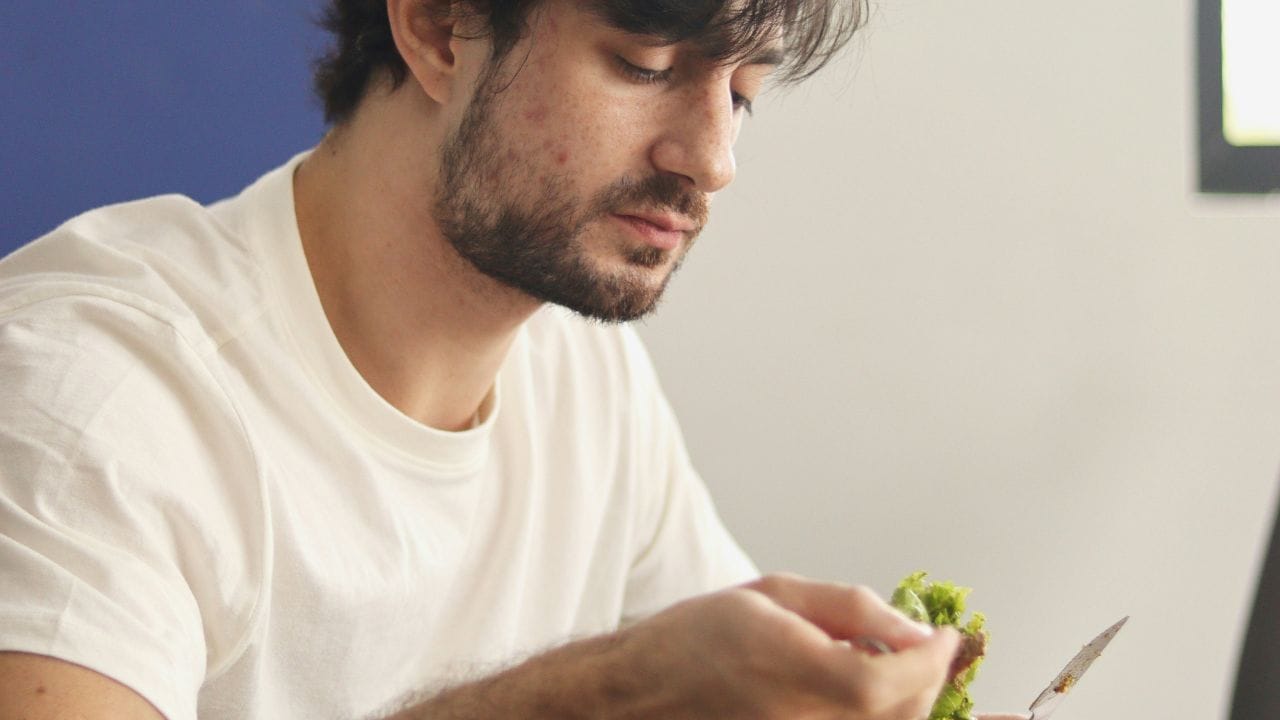 മാനസിക സമ്മർദ്ദവും ദഹനവും: സ്ട്രെസ് അനുഭവപ്പെടുമ്പോൾ ശരീരം ദഹന പ്രക്രിയയെക്കാൾ കൂടുതൽ മുൻഗണന അതിജീവനത്തിന് നൽകുന്നു. ഇത് ആമാശയത്തിലെ ആസിഡ് ഉൽപ്പാദനം വർദ്ധിപ്പിക്കുകയും ദഹനം സാവധാനത്തിലാക്കുകയും ചെയ്യുന്നു.