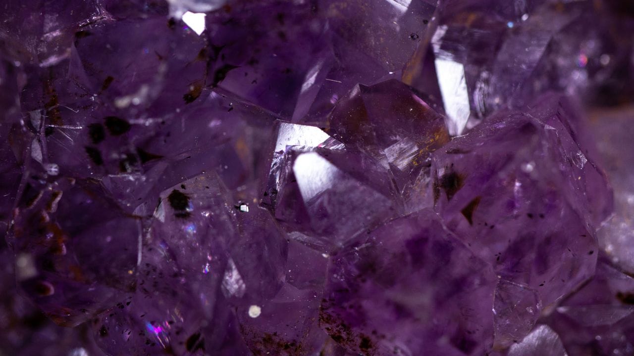 ലോകത്തിലെ ഏറ്റവും വിലപിടിപ്പുള്ളതും ആരാധകരുള്ളതും രത്നങ്ങൾക്കായിരിക്കും. ഏറെ കൗതുകത്തോടെയാണ് ഇത് സംബന്ധിച്ചുള്ള വാർത്തകൾ എല്ലാവരും ശ്രദ്ധിക്കുന്നത്. ഇപ്പോൾ അത്തരത്തിലൊന്നാണ് പുറത്തു വന്നിരിക്കുന്നത്. 