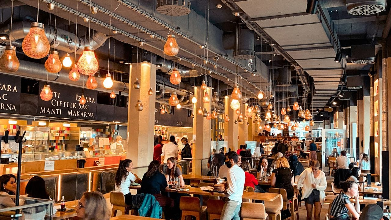 1992-ൽ പുറത്തിറങ്ങിയ പഴയ ഫുഡ് പിരമിഡിൽ ധാന്യങ്ങൾക്ക് അമിത പ്രാധാന്യം നൽകിയത് ഭക്ഷ്യവ്യവസായ ഭീമന്മാരുടെ സമ്മർദ്ദം മൂലമാണെന്നും, ഇത് ലോകമെമ്പാടും അമിതവണ്ണം കൂടാൻ കാരണമായെന്നും പുതിയ റിപ്പോർട്ട് ചൂണ്ടിക്കാണിക്കുന്നു.