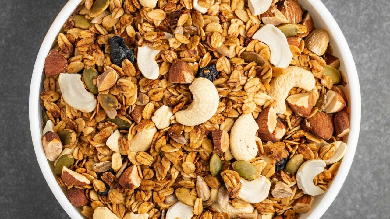 മാനസികാരോഗ്യം മെച്ചപ്പെടുത്താൻ സഹായിക്കുന്ന വേറെയും ഭക്ഷണങ്ങളുണ്ട്. അതിൽ പ്രധാനം ധാന്യങ്ങളാണ്. ഇതിലെ ഫെർമെന്റബിൾ ഫൈബർ ദഹനം സുഗമമാക്കുകയും മൂഡ് മെച്ചപ്പെടുത്തുകയും ചെയ്യുന്നു.