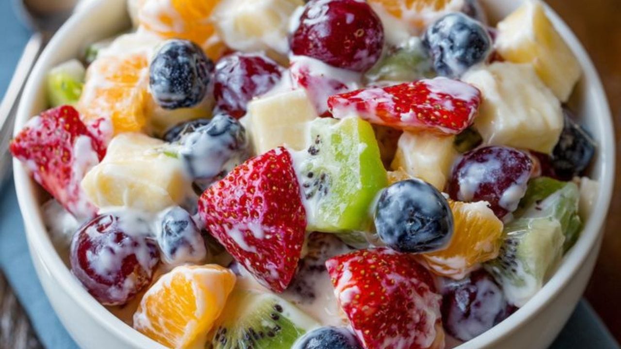 ബെറി-യോഗർട്ട് ഫ്രൂട്ട് സാലഡ് - മധുരം ഇഷ്ടപ്പെടുന്നവർക്കും പെട്ടെന്ന് തയ്യാറാക്കാൻ കഴിയുന്ന ഒരു വിഭവം ആഗ്രഹിക്കുന്നവർക്കും ഈ ഫ്രൂട്ട് സാലഡ് മികച്ചതാണ്. എല്ലാ പഴങ്ങളും കഴുകി ചെറിയ കഷ്ണങ്ങളായി അരിയുക. ഇവ ഒരു പാത്രത്തിലെടുത്ത് തേനും ഓറഞ്ച് ജ്യൂസും ചേർത്ത് 10 മിനിറ്റ് വെക്കുക. വിളമ്പുന്നതിന് തൊട്ടുമുമ്പ് ഓരോ ബൗളിന് മുകളിലും കുറച്ച് തൈര് കൂടി ചേർത്ത് ഉപയോഗിക്കുക.