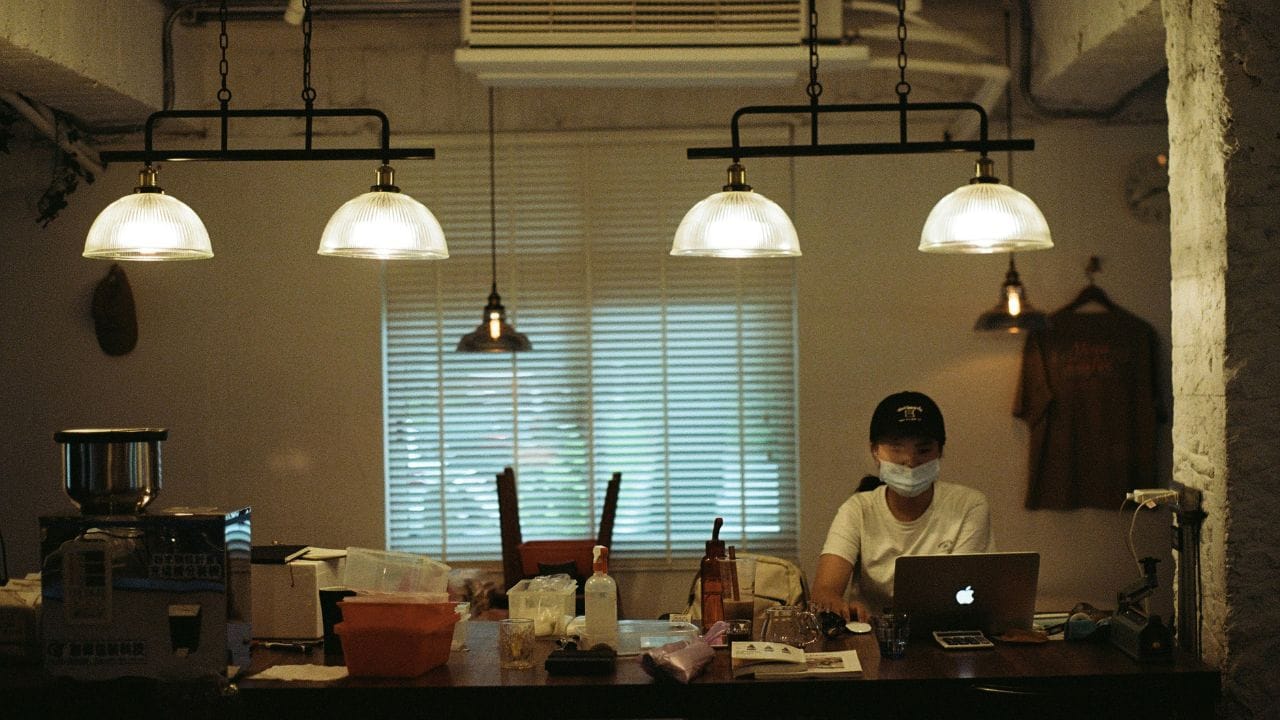 ക്രമരഹിതമായ ഭക്ഷണരീതി: വിശക്കുമ്പോൾ ഭക്ഷണം കഴിക്കാതിരിക്കുകയും പിന്നീട് ദഹിക്കാൻ പ്രയാസമുള്ള ആഹാരങ്ങൾ വൈകി കഴിക്കുകയും ചെയ്യുന്നത് ശരീരത്തിലെ സ്വാഭാവിക ആസിഡ് ക്രമീകരണത്തെ തകിടം മറിക്കുന്നു.