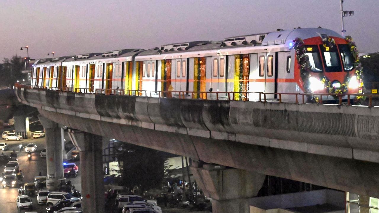 വടപളനിയിൽ എത്തുന്ന യാത്രക്കാർക്ക് നിലവിലുള്ള ഒന്നാം ഘട്ട മെട്രോ പാതയിലേക്ക് എളുപ്പത്തിൽ മാറിക്കയറാൻ സാധിക്കും. പദ്ധതിയുടെ അടുത്ത ഘട്ടം കോയമ്പേട് – ചെന്നൈ കൊമേഴ്‌സ്യൽ സെന്റർ (CTC) പാതയാണ്. ഈ റൂട്ടിലെ നിർമ്മാണം ജൂൺ മാസത്തോടെ പൂർത്തിയാക്കാനാണ് ലക്ഷ്യമിടുന്നത്. ചെന്നൈക്ക് പുറമെ മധുര, കോയമ്പത്തൂർ മെട്രോ പദ്ധതികൾക്കായുള്ള സ്ഥലമേറ്റെടുപ്പ് നടപടികളും പുരോഗമിക്കുകയാണ്.