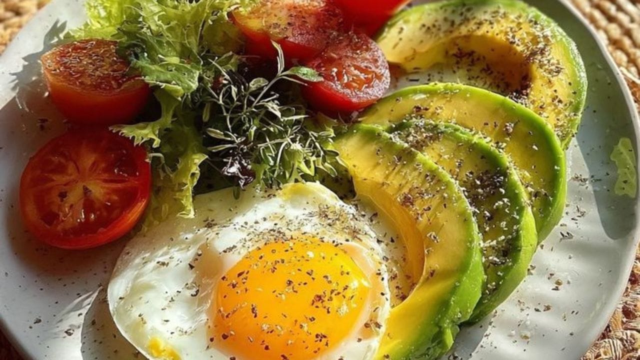 അവക്കാഡോ എഗ്ഗ് ബ്രേക്ക്ഫാസ്റ്റ് സാലഡ് - അവക്കാഡോയുടെ ഗുണങ്ങളും മുട്ടയിലെ പ്രോട്ടീനും ചേരുന്ന ഈ സാലഡ് ആരോഗ്യപ്രേമികൾക്ക് പ്രിയപ്പെട്ടതാണ്. ഒരു പാത്രത്തിൽ അരിഞ്ഞ കുക്കുമ്പർ, തക്കാളി, ബെൽ പെപ്പർ, അവക്കാഡോ എന്നിവ എടുക്കുക. ഇതിലേക്ക് ഇലക്കറികളും നട്സും ഒലിവ് ഓയിലും ഉപ്പും കുരുമുളകും ചേർത്ത് നന്നായി ഇളക്കുക. മറ്റൊരു പാനിൽ അല്പം വെണ്ണയോ എണ്ണയോ ഒഴിച്ച് രണ്ട് മുട്ടകൾ 'സണ്ണി-സൈഡ് അപ്പ്' (മഞ്ഞക്കരു വേവാത്ത രീതിയിൽ) ഫ്രൈ ചെയ്തെടുക്കുക. തയ്യാറാക്കിയ സാലഡിന് മുകളിൽ ഈ മുട്ടകൾ വെച്ച് വിളമ്പുക.