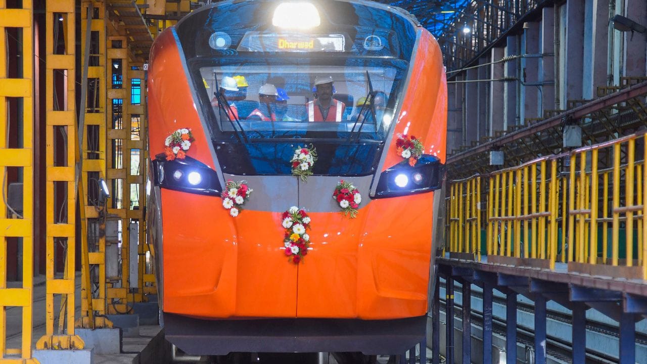 പദ്ധതി നേരിട്ട വെല്ലുവിളികളെക്കുറിച്ച് മെട്രോ റെയിൽ പ്രോജക്ട് ഡയറക്ടർ അർജുനൻ വ്യക്തമാക്കിയത് ഇങ്ങനെ, "അസാധ്യമെന്ന് തോന്നിയ ദൗത്യമാണ് തൊഴിലാളികളുടെ രാപ്പകൽ അധ്വാനത്തിലൂടെ പൂർത്തിയാക്കിയത്. ഏകദേശം 14,000 മീറ്റർ ട്രാക്ക് നിർമ്മാണം ഇതിനകം പൂർത്തിയായി. നാല് മാസം മുൻപ് വരെ ഏകദേശം 10,000 മീറ്ററോളം ട്രാക്ക് പണി ബാക്കിയുണ്ടായിരുന്നു. 500-ഓളം തൊഴിലാളികൾ ഒത്തൊരുമിച്ച് പ്രവർത്തിച്ചതാണ് ഈ നേട്ടത്തിന് പിന്നിൽ."