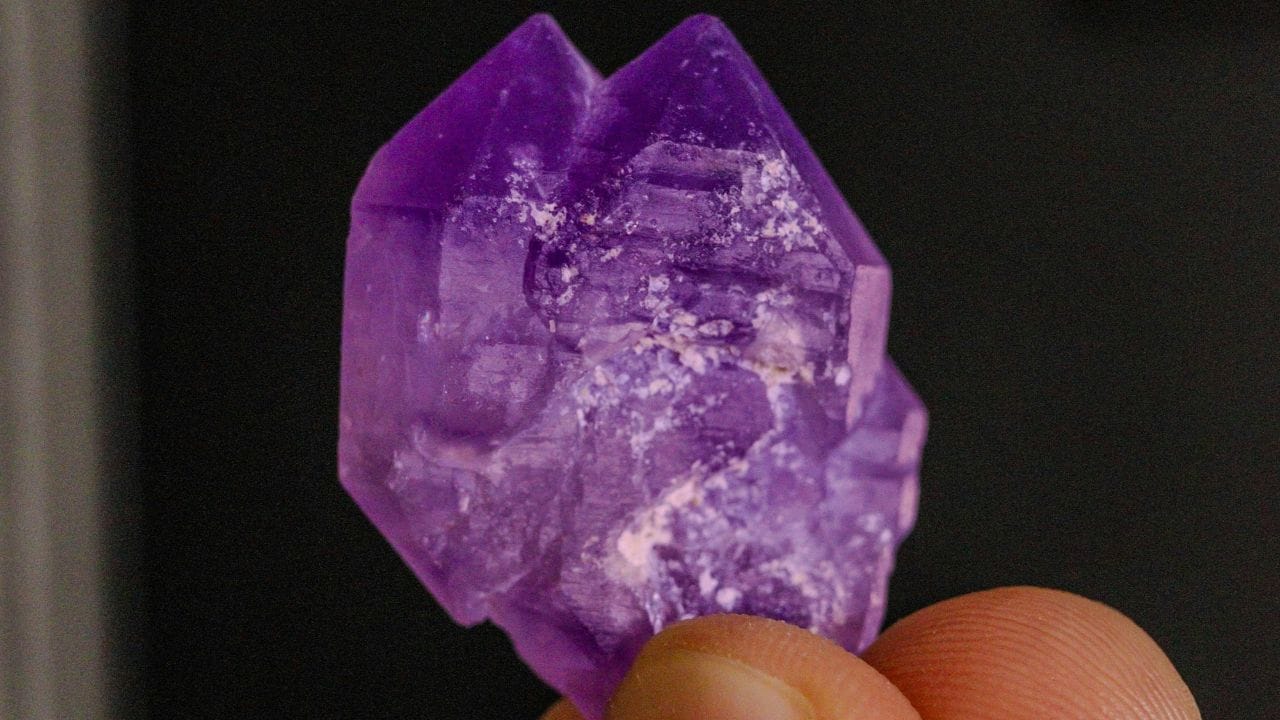 രത്നപുരയിലെ ഒരു ഖനിയിൽ നിന്ന് 2023-ലാണ് ഈ അമൂല്യശേഖരം കണ്ടെത്തിയത്. രത്നത്തിന് മുകളിൽ ആറ് രശ്മികളുള്ള നക്ഷത്രരൂപം വ്യക്തമായി കാണാം എന്നതാണ് ഇതിന്റെ പ്രധാന സവിശേഷത. 