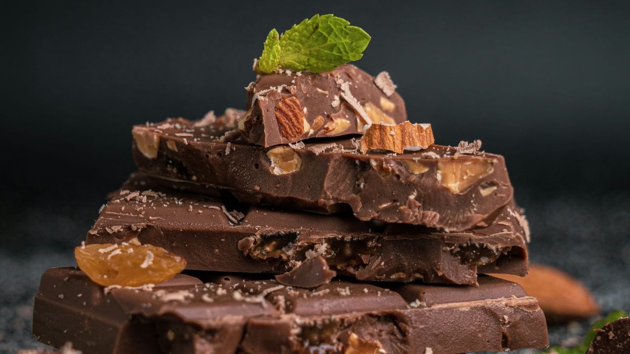 നട്‌സ് & ഡാർക്ക് ചോക്ലേറ്റ് ആണ് മറ്റൊരു മാർ​ഗം. മഗ്നീഷ്യം, പോളിഫെനോൾ എന്നിവ തലച്ചോറിന്റെ പ്രവർത്തനത്തെ ത്വരിതപ്പെടുത്തുന്നു. സംസ്‌കരിച്ച ഭക്ഷണങ്ങളും അമിത മധുരവും ഒഴിവാക്കി പോഷകസമൃദ്ധമായ ആഹാരം ശീലിക്കുന്നത് മനസ്സിനെ എപ്പോഴും പോസിറ്റീവ് ആയി നിലനിർത്താൻ സഹായിക്കും.