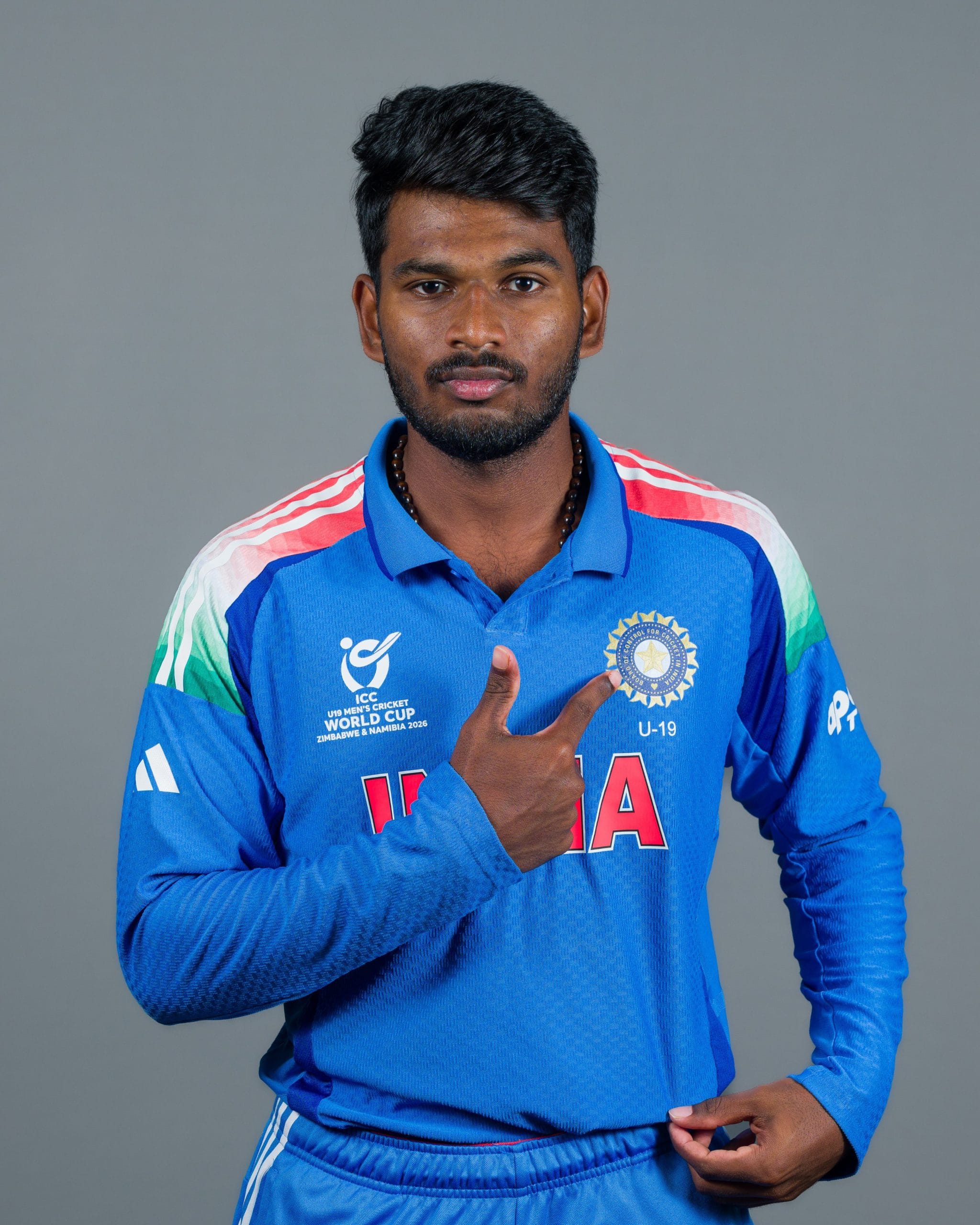 ആയുഷ് മാത്രെയുടെ നായകത്വത്തിലാണ് ഇന്ത്യൻ ടീം ഇറങ്ങുക. ടീമിൽ രണ്ട് മലയാളികളുണ്ട്. കേരള ക്രിക്കറ്റ് അസോസിയേഷന് കീഴിൽ കളിക്കുന്ന തൃശൂർ സ്വദേശി മുഹമ്മദ് ഇനാൻ, ഹൈദരാബാദ് ക്രിക്കറ്റ് അസോസിയേഷന് കീഴിൽ കളിക്കുന്ന കോട്ടയം സ്വദേശി ആരോൺ ജോർജ്. 
