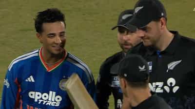 Abhishek Sharma: ഇതിൽ സ്പ്രിങ്ങുണ്ടോ മോനേ; കിവി വധത്തിന് ശേഷം അഭിഷേകിൻ്റെ ബാറ്റ് പരിശോധിച്ച് ന്യൂസീലൻഡ് താരങ്ങൾ