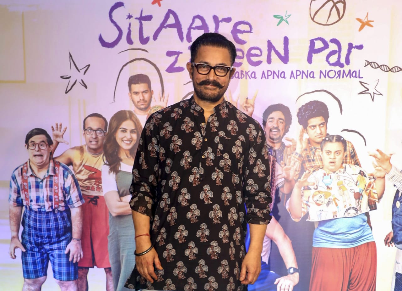 ഏറെ ആരാധകരുള്ള നടനാണ് ബോളിവുഡ് താരം ആമിര്‍ ഖാൻ.സിനിമകളുടെ കഥാപാത്രങ്ങൾക്കായി  വമ്പൻ മേക്കോവറുകളാണ് മിക്കപ്പോഴും താരം നടത്താറുള്ളത്. താരത്തിന്റെ മാറ്റം പ്രേക്ഷകരെ ഞെട്ടിപ്പിക്കാറുണ്ട്.അതുകൊണ്ട് തന്നെ  ആമിർ അറിയപ്പെടുന്നത് ബോളിവുഡിലെ പെർഫെക്ഷനിസ്റ്റ് എന്നാണ്. (Image Credits: PTI)
