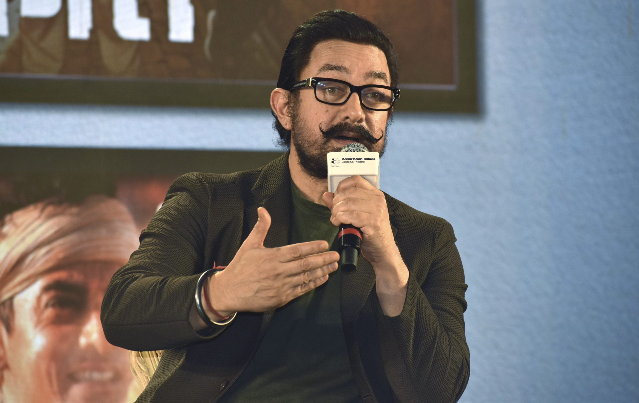 മൈഗ്രേൻ കുറയ്ക്കാൻ ആഹാരരീതിയിൽ മാറ്റം വരുത്തിയതാണ് വണ്ണം കുറയാൻ സഹായിച്ചതെന്നാണ് ആമിർ പറയുന്നത്.പതിനെട്ടുകിലോയോളമാണ് താൻ കുറച്ചതെന്നും ആമിർ വ്യക്തമാക്കി.